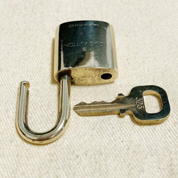 LOUIS VUITTON LV 10 SET PADLOCK KEY CHARM CADENA GOLD-PLATED FRANCE - Picture 4 of 4